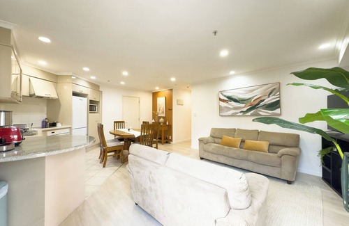 Auckland Central Business District Apartment | Two bedrooms Condo with Skytower View