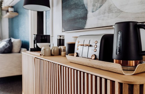 Franz Josef Glacier Cottage | TWO FOUR CRON ~Village Luxury ~Mountain Views ~Full Kitchen ~ QLED TV ~ Netflix