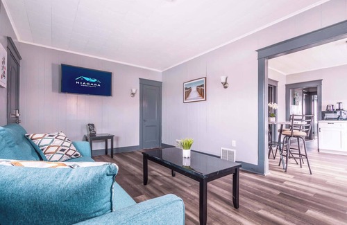 Downtown Niagara Falls House | TWO Homes–11BR Sleeps 22-Near Niagara Falls USA