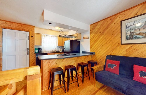 Gatlinburg Cabin | Two-level home close to hiking with river view & free attraction tickets