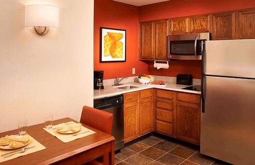 Waukegan Hotel | TWO Pet-friendly 2BR Suite with Full Kitchen! Free Breakfast, Swimming Pool