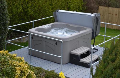 Betws yn Rhos House | Ty Bach, 1 bedroom home with hot tub and views