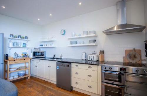 Oxwich Apartment | Ty Gwawr - 3 Bedroom Apt - Bayview Oxwich