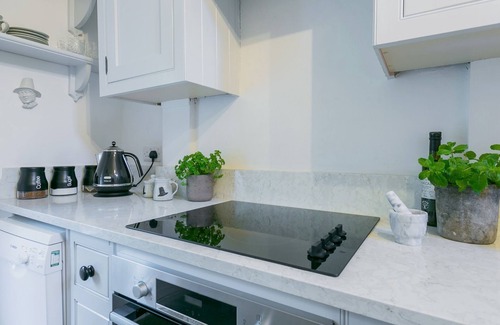 Llanddaniel Fab Cottage | Ty Het - sleeps 4 guests in 2 bedrooms