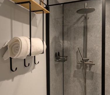 Caerphilly House | Ty Hiraeth