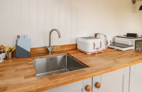 Talybont-on-Usk Cottage | TY OLWYN BACH, pet friendly, with a garden in Tal-Y-Bont-On-Usk