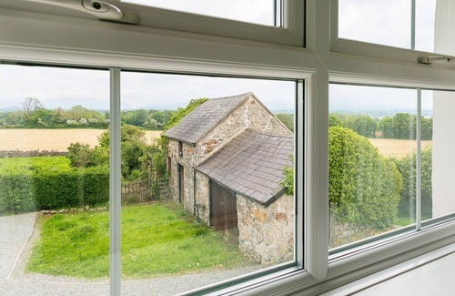 Brynsiencyn Cottage | Ty Poeth - a dog that sleeps 8 guests in 4 bedrooms