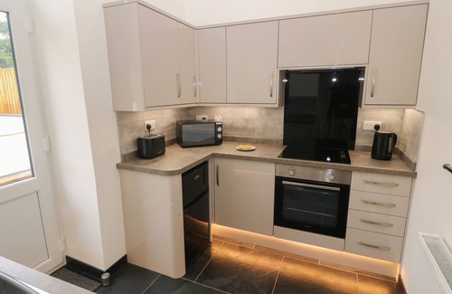 Llanystumdwy Cottage | TYDDYN SIANEL - DERW, romantic, country holiday cottage in Criccieth