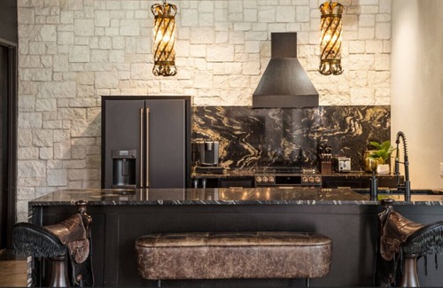 East Cesar Chavez House | (U3) Inn Cahoots on 6th: 5BR/13Beds - Pool, Rooftop, Garden Bars, Walk to Everything