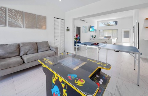 Aventura House | Uhost AI | 5BR Retreat | Pool, Valet & Event Space