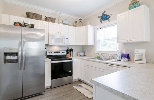 Ono Island Condo | Ultimate Experience: Beautiful Condo with Spectacular Pool Near the Beach
