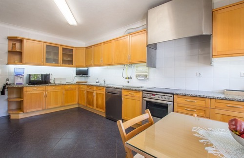 Lagos Villa | Ultra-Spacious Villa for 10 with pvt heatable swimming-pool.