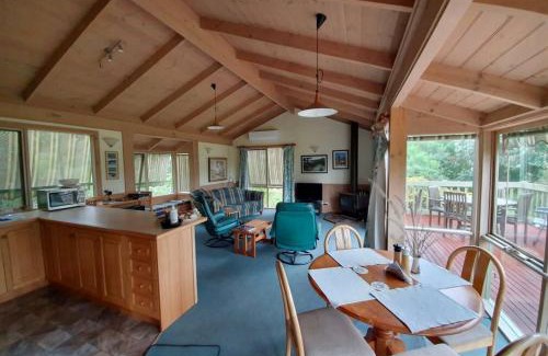 The Honeysuckles House | Unbeatable Beach Front Access 40m - Star Tour Option