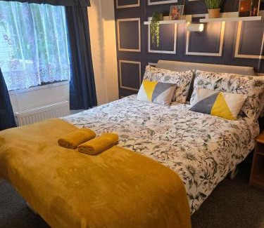 Girvan Apartment | Unique Caravan with Outdoor Space