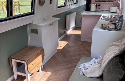 Builth Wells Cabin | Unique Dryland Boat Retreat – Scenic Valley Views