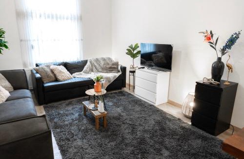 Haringrode House | Unique Parking Access, Xl Home W Parking Option