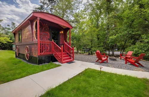 Goldbond Cottage | Unique Scarlet Gypsy at Four Fillies Lodge