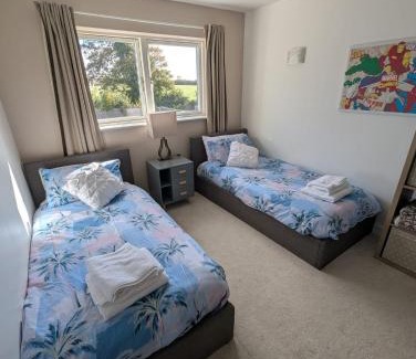 Weyhill House | Unique, Spacious, Self-Built Eco Home with huge garden and movie room