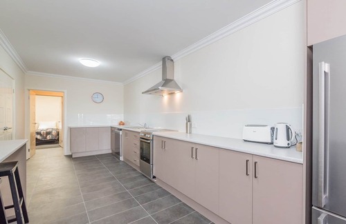 Cowes Apartment | Unit 1-83 Thompson Ave, spacious Unit in main Street, includes linen.