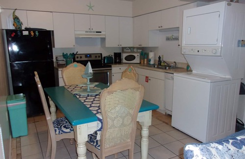 Holmes Beach Apartment | Unit 204 TWO BEDROOM POOL CLOSE TO BEACH! GREAT LOCATION!
