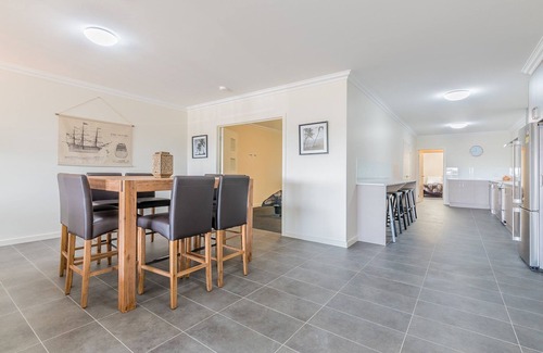 Cowes Apartment | Unit 3-83 Thompson Ave, in the heart of Cowes, includes linen.