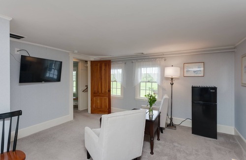 North Berwick Apartment | Unit 4 -The Green Room- Abbott Brook Inn