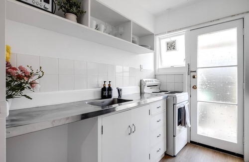 Sydenham House | Unit with Spa Bath Close to City