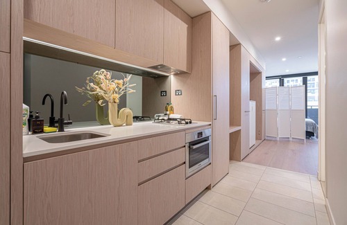 North Melbourne Apartment | Unparalleled City Convenience Studio Great amenity