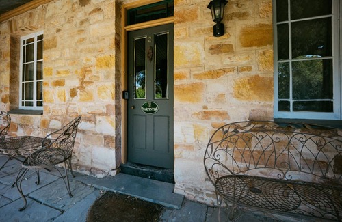 Mintaro Cottage | Unwind in Our Cosy 2 BR Spa Cottage with Log Fire. Mintaro Hideaway Carpenter