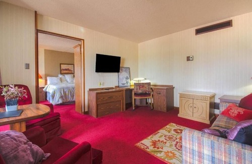 Liberal Hotel | Unwind King Unit! Free Parking And Pets Welcome Just Minutes From The Airport