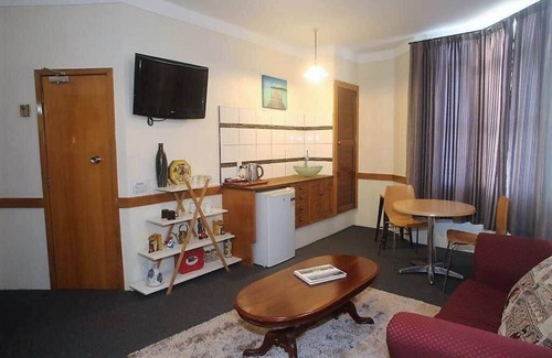 Whanganui House | Unwind @ Whanganui Queen Suite with Lounge
