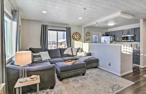 Bayshore - Klatt House | Updated Townhome: Near Airport & Shopping!