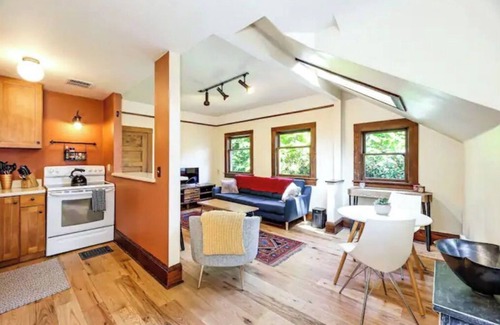 Phinney Ridge Apartment | Upper Apartment in Classic Craftsman Home Duplex