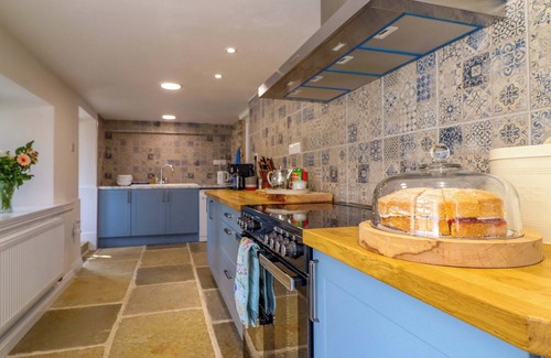 Welshpool Cottage | UPPER DOLARDDYN, pet friendly, with open fire in Castle Caereinion