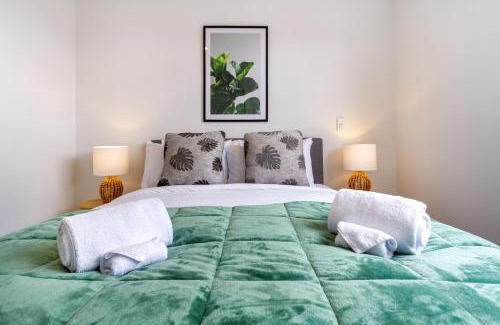 Upper Riccarton Apartment | Upper Riccarton dream - 2 bed 2 bath w/carpark