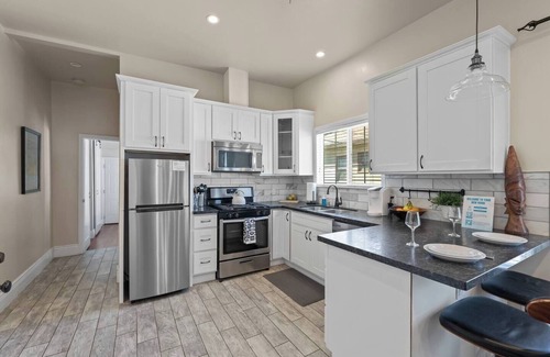 Midtown Sacramento Apartment | Upscale 1890`s Historic Apartment · 23-4