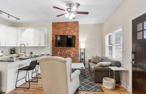 Shadyside Apartment | Upscale Double King Bed Suite ~ Steps from Walnut!