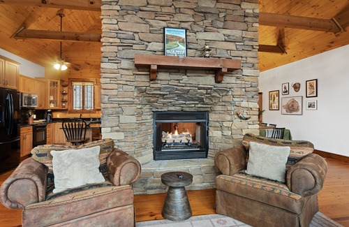 Banner Elk House | Upscale Modern Cabin in Private Setting