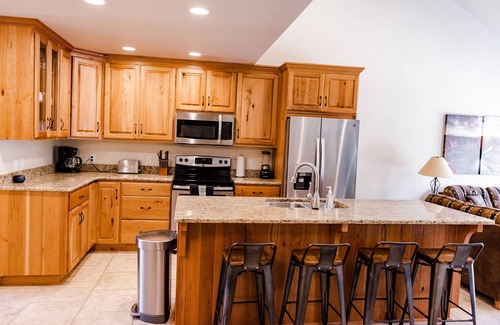Moab South Valley Condo | Upscale Rustic Condo with Private Hot Tub, Fiber internet and 2 car Garage