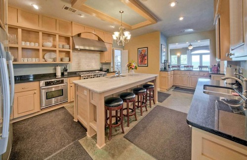 Buchanan Dam House | Upstay—10 Acre Lakeside Retreat w Private Jetty