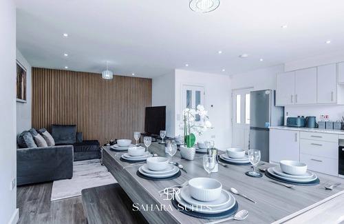 Cradley House | Upto 20%OFF | Stylish 4BR Home | Sleep 8 | Parking