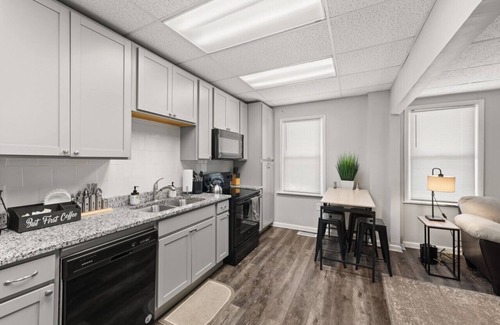 Detroit - Shoreway Apartment | Urban Art Escape in Gordon Sq. W/King Size Bed