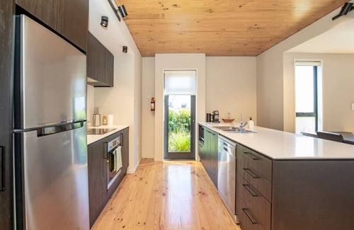 Sherborne Street House | Urban Comfort 3BR with Garage and Close to City Centre