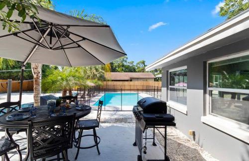 Highpoint Apartment | Urban Escape Artificial Beach W Volleyball Pit