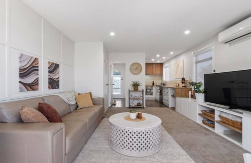 Linwood House | Urban Escape: Central, Cosy, Romantic + Free Parking