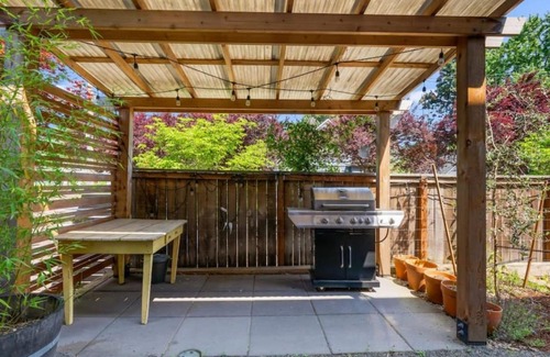 Concordia House | Urban NE PDX 3bd home plus bonus room, fenced yard and garage