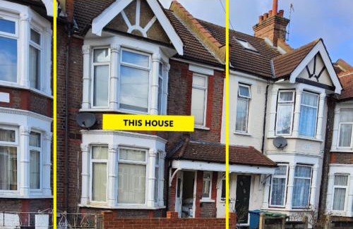 Harrow Apartment | Urban Oasis - Chic 4BR Stay Perfect for Big Groups