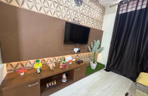 Jhotwara Apartment | Urban oasis Modern 3BHK, sandy cafe with balcony views