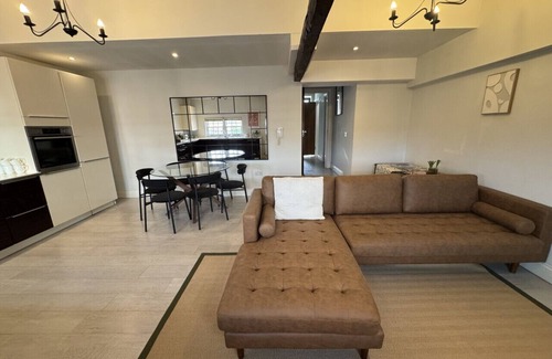 Wokingham Apartment | Urban Oasis with parking