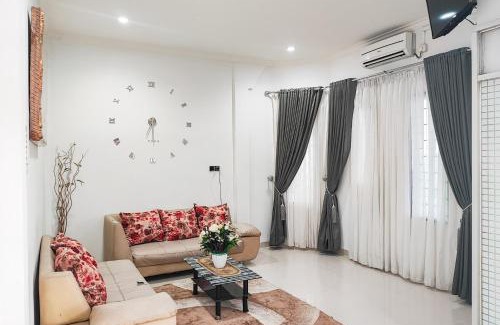 Jambi Hotel | Urbanview Hotel Syariah near RSIA Annisa Jelutung Jambi